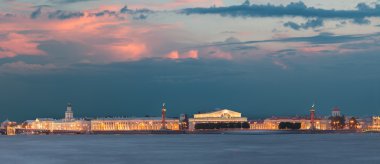Gökyüzü günbatımı üzerinde tükürük tehditkar Vasilyevsky Adası. Saint Petersburg