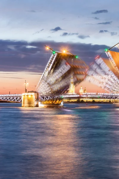 Beyaz geceler, yükseltilmiş Palace bridge — Stok fotoğraf