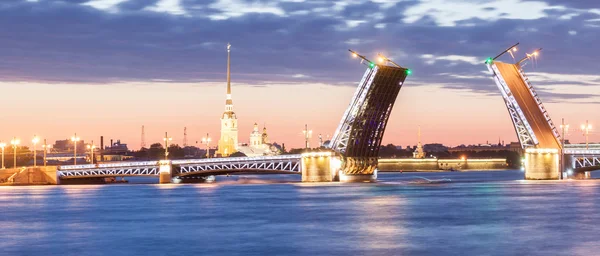 Beyaz geceler, yükseltilmiş Palace bridge — Stok fotoğraf