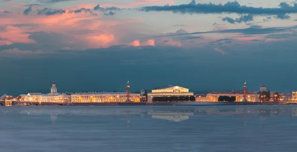 Cielo amenazante de la puesta de sol sobre la isla de Vasilyevsky escupir. San Petersburgo — Foto de Stock