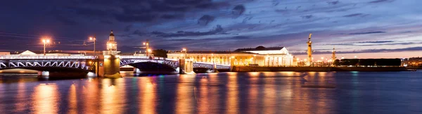 Céu ameaçador do pôr-do-sol sobre o cuspo Ilha de Vasilyevsky. São Petersburgo — Fotografia de Stock