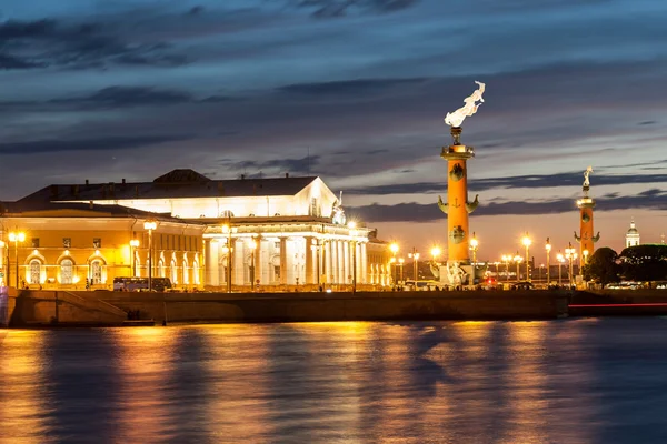 Bedrohlicher Himmel des Sonnenuntergangs über der Spießinsel Wassiljewski. heiliger petersburg — Stockfoto