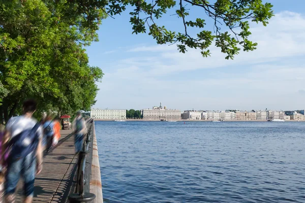 Vue sur le remblai de la ville Sankt-Peterburg dans la journée d'été — Photo