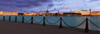 Gökyüzü günbatımı üzerinde tükürük tehditkar Vasilyevsky Adası. Saint Petersburg