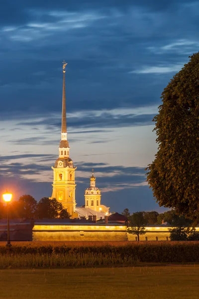 Vista nocturna de la fortaleza de Pedro y Pablo, San Petersburgo — Foto de Stock