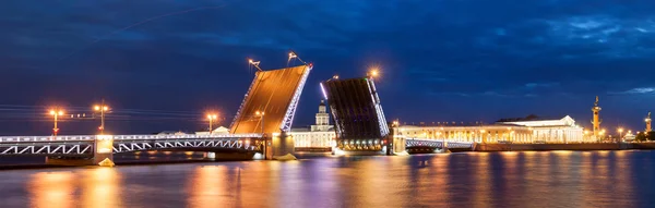 Den upphöjda Palace bridge på vita nätter — Stockfoto