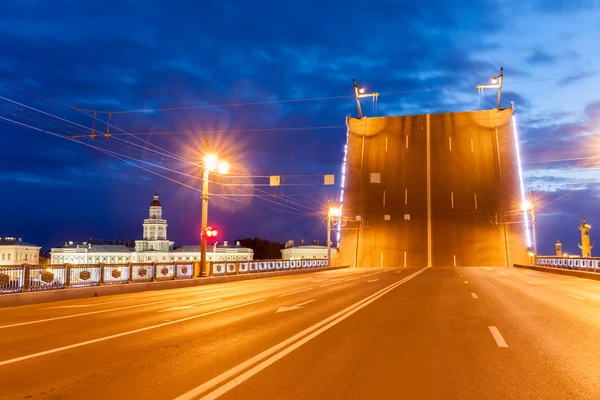 Den upphöjda Palace bridge på vita nätter — Stockfoto