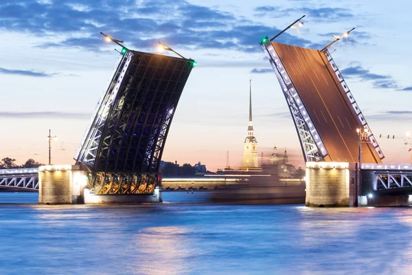 Le pont du Palais surélevé pendant les nuits blanches — Photo