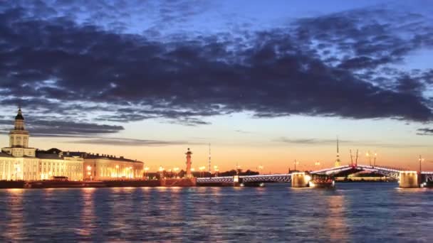 Поднятый Дворцовый мост в белые ночи — стоковое видео