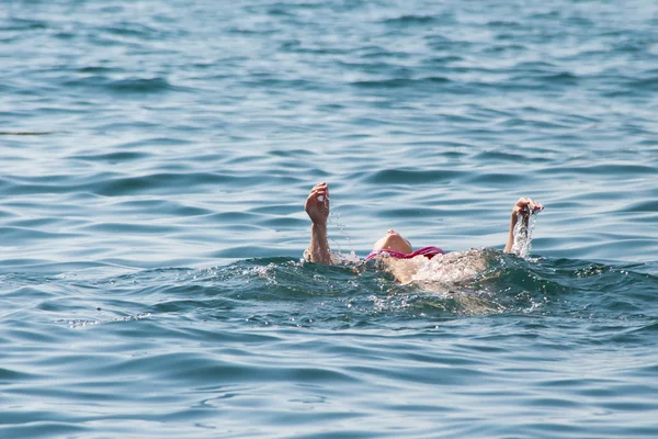 Mujer joven nadando en el océano — Foto de Stock