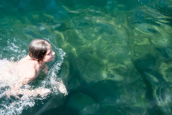 Junge Frau schwimmt im Ozean — Stockfoto