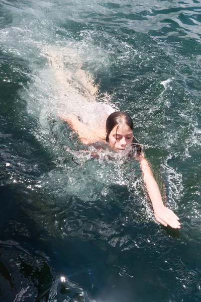 Молодая женщина плавает в океане — стоковое фото