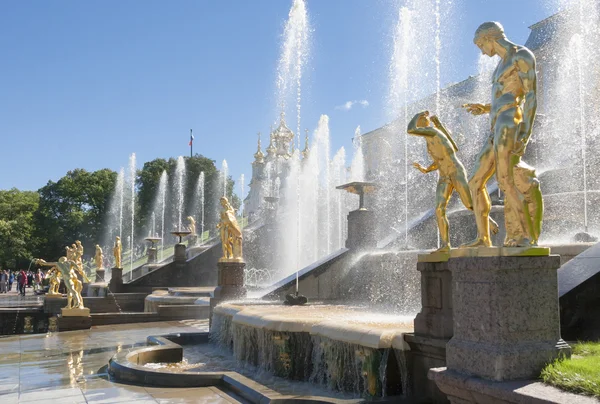 San Petersburgo, RUSIA-28 de agosto de 2016. Fuentes de la gran cascada en Peterhof . — Foto de Stock