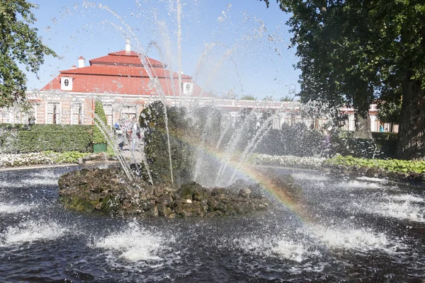 San Petersburgo, RUSIA-28 de agosto de 2016. El palacio de Monplaisir en Peterhof . — Foto de Stock