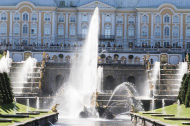 St. Petersburg, Rusya-28 Ağustos 2016. Peterhof Büyük çağlayan Çeşmeler.