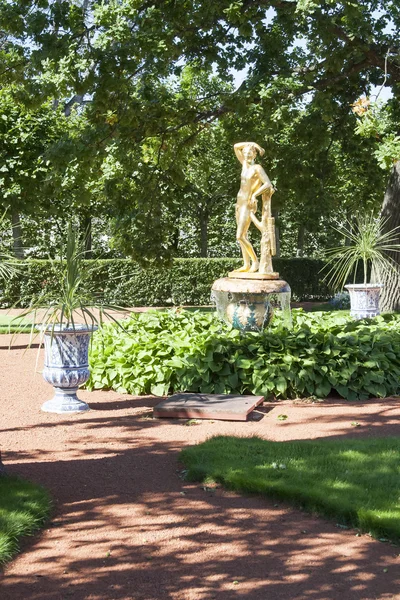 St. Petersburg, RUSSIA-28 of August, 2016. Fountains Triton in Peterhof. — Stock Photo, Image