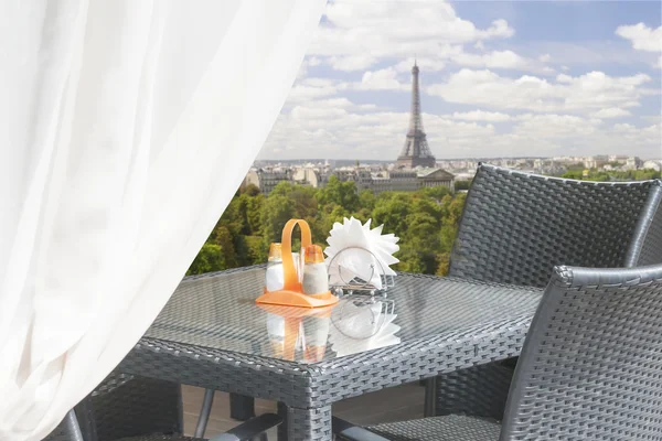 Tavolino in caffè di Parigi in giorno estivo — Foto Stock