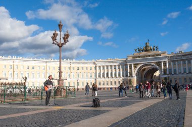 St. Petersburg, Rusya Federasyonu-Eylül 09,2016: St. Petersburg sokak sokak müzisyeni çalış.
