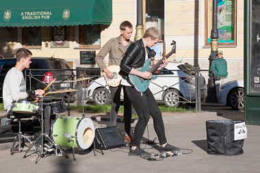 St. Petersburg, Rusya Federasyonu-Eylül 09,2016: St. Petersburg sokak sokak müzisyeni çalış.