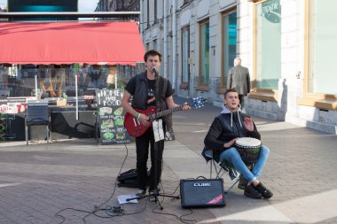 St. Petersburg, Rusya Federasyonu-Eylül 09,2016: St. Petersburg sokak sokak müzisyeni çalış.