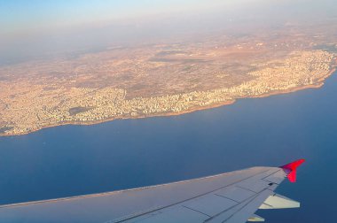 Açık bir yaz gününde bir uçağın kanadından Antalya sahili manzarası
