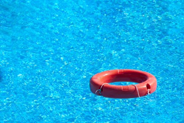 Boya Vida Roja Flotando Piscina Del Hotel Con Agua Azul —  Fotos de Stock