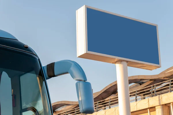 Valla Publicitaria Con Fondo Azul Blanco Fondo Autobús Turístico Día —  Fotos de Stock