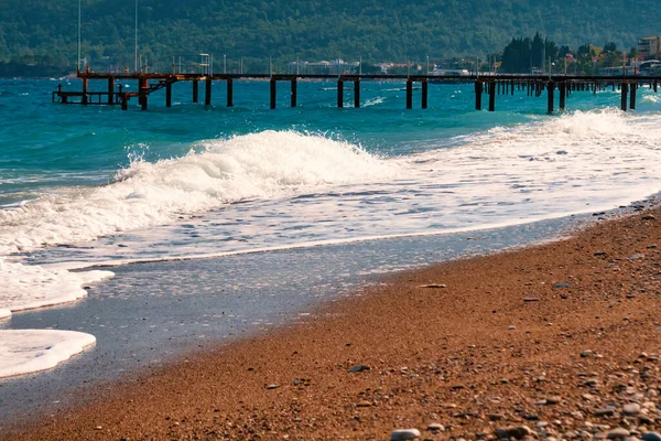 Όμορφα Κύματα Surf Κοντά Στην Αμμώδη Παραλία Μια Σαφή Καλοκαιρινή — Φωτογραφία Αρχείου