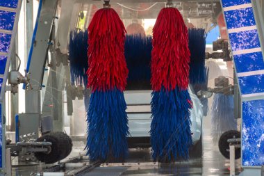 Araba, Türkiye 'de otomatikman fırçalarla yıkandı