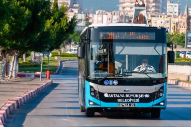 ANTALYA, TURKEY - 10 Kasım: Yolcu otobüsü caddeden şehre gider. Nurkey otobüs trafiği çok gelişmiştir.