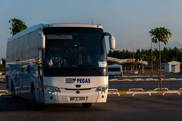ANTALYA, TURKEY - Kasım 07: Yolcu otobüsü caddeden şehre gidiyor. Nurkey otobüs trafiği çok gelişmiştir.