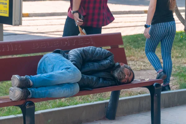 Antalya Turkey November 2020 Homeless Man Sleeps Bench Store Turkey — Stock Photo, Image