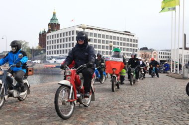 mopedler helsinki, sokaklarında 16 Nisan 2014 çalıştırın.