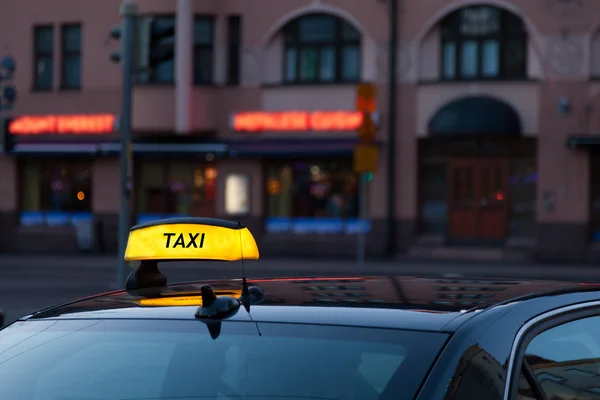 車の屋根の上のタクシー キャップ — ストック写真