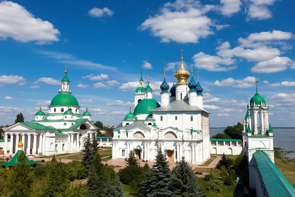 Panorama del antiguo monasterio en la ciudad Rostov — Foto de Stock