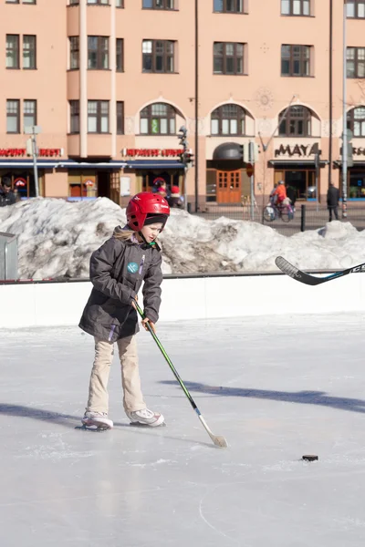 Helsinki, Finlandia-marzec 29 2014:Children skate na zewnątrz lodu — Zdjęcie stockowe