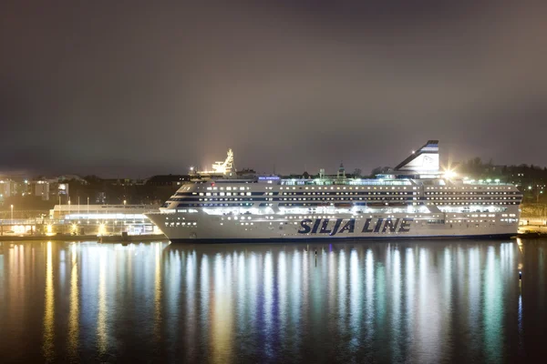 HELSINKI, FINLÂNDIA-JANEIRO 5: o ferry-boat da linha SILJA parte de Ele — Fotografia de Stock