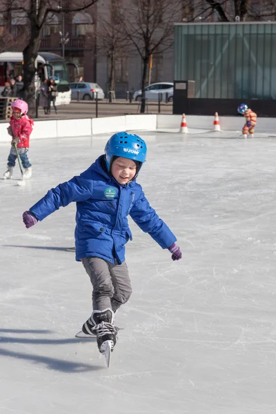 Helsinki, Finlandia-marzec 29 2014:Children skate na zewnątrz lodu — Zdjęcie stockowe