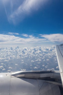 açık gün uçuşta uçağın kanadında görünümünü