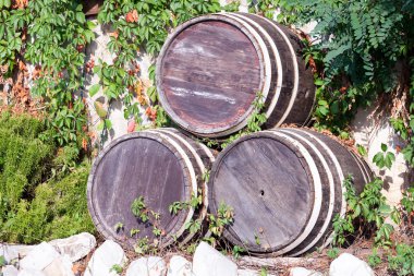 varil ile sokakta şarap ayakta