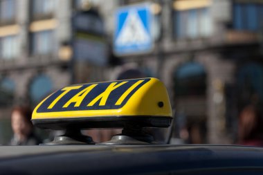 Taksi kap bir araba çatı üzerinde