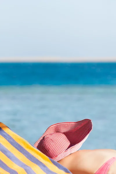 La ragazza prende il sole in riva al mare — Foto Stock