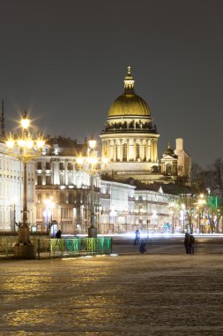 Isaakiyevskogosobor St Petersburg karşı yaz gün içinde adet kırmızı gül