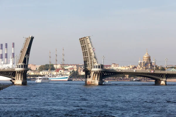 Le pont dessiné Blagoveshchensky en été dans la ville de S — Photo