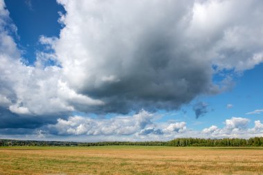 Hasattan sonra peyzaj alanı ve bulutlar yaz