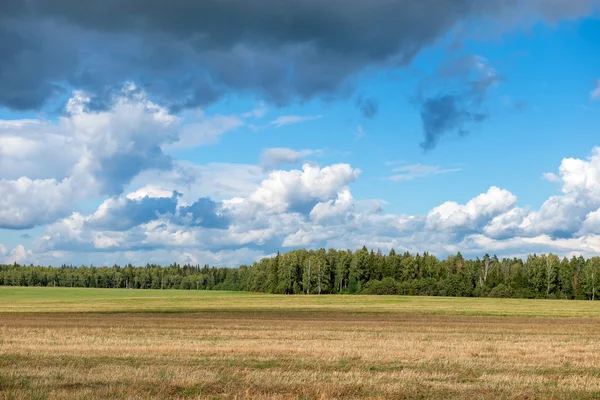 Landschap veld en wolken zomer, na de oogst — Stockfoto