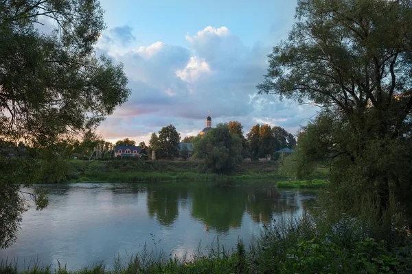 Vacker sommar solnedgång i floden — Stockfoto