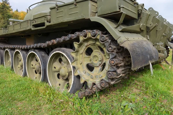 땅에에서 묻혀 있는 오래 된 탱크의 캐 터 필 라 — 스톡 사진