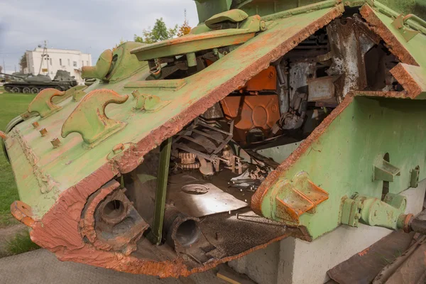 O tanque soviético T-34 de tempos da Segunda Guerra Mundial abaixo de reco — Fotografia de Stock