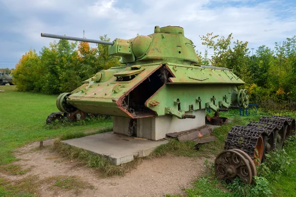 Советский танк Т-34 времён Второй мировой войны в стадии реконструкции — стоковое фото